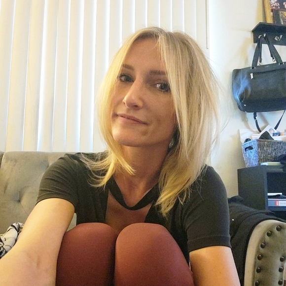 Meet your Posher, Elizabeth - Picture 2 of 2